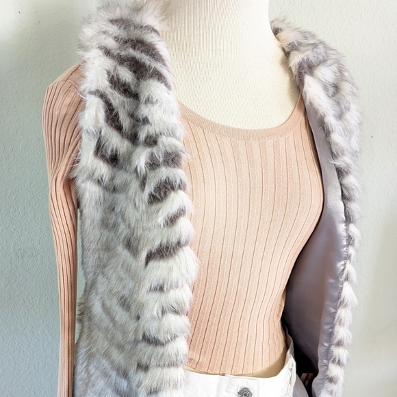 Daytrip Open Front Faux Fur Vest In Gray Black and White Size XS - Picture 3 of 15